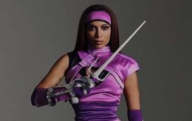 Mesmo mascarada, Anitta dá show de sensualidade como anfitriã de festa com muitos famosos