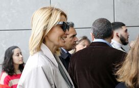 Sorrisos para todos. Cristina Ferreira tenta mostrar-se calma à chegada ao tribunal de Sintra, onde vai enfrentar a SIC