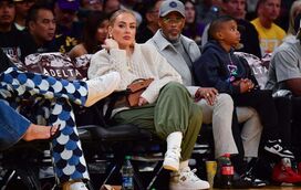 É enorme! Adele mostra sorridente anel de noivado de Rich Paul