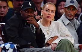 Adele mostra orgulhosa o seu enorme anel de noivado, após ter confidenciado que tinha casado com Rich Paul