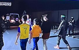 Resgatado do Hamas com camisola de Cristiano Ronaldo. Quem é Eitan, o refém de 12 anos que vestia uma camisola de CR7