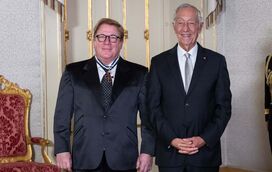 Os humoristas também se emocionam. Herman José de lágrimas nos olhos ao receber homenagem de Marcelo Rebelo de Sousa