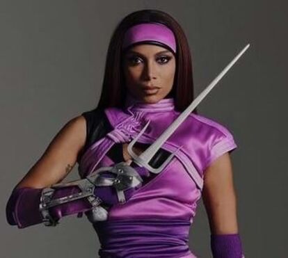Mesmo mascarada, Anitta dá show de sensualidade como anfitriã de festa com muitos famosos
