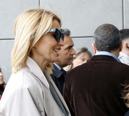 Sorrisos para todos. Cristina Ferreira tenta mostrar-se calma à chegada ao tribunal de Sintra, onde vai enfrentar a SIC