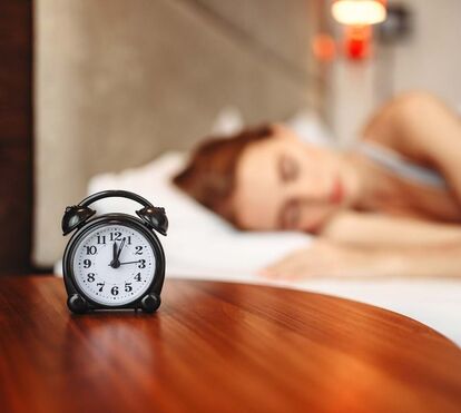 Só mais 5 minutos?! Estudo revela dos efeitos de fazer 'snooze' no despertador e adiar o acordar