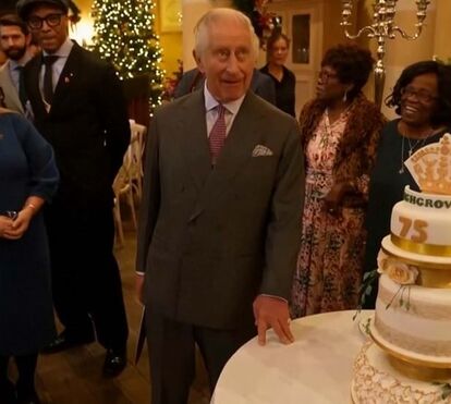 Dia de festa no Reino Unido. O rei Carlos III comemora 75 anos e até cortou o seu bolo de aniversário