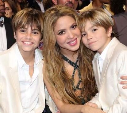 Filhos de Shakira cantam 'nas horas'. Milan e Sasha seguem carreira da mãe e recebem elogios