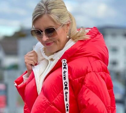 Vem aí o frio! Como as mulheres com mais de 40 anos usam os casacos de penas com elegância