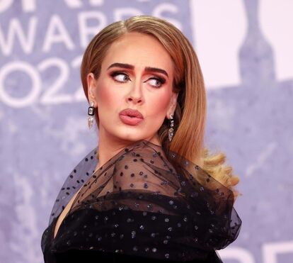 Adele mostra orgulhosa o seu enorme anel de noivado, após ter confidenciado que tinha casado com Rich Paul