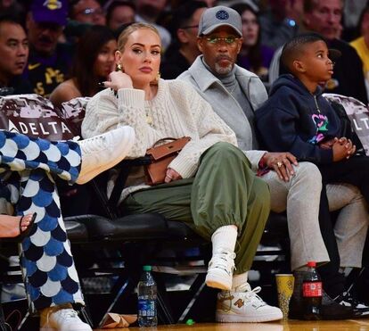 É enorme! Adele mostra sorridente anel de noivado de Rich Paul
