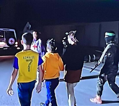 Resgatado do Hamas com camisola de Cristiano Ronaldo. Quem é Eitan, o refém de 12 anos que vestia uma camisola de CR7