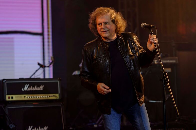 António Manuel Ribeiro, UHF
