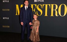 Que fofura! Filha de Bradley Cooper rouba as atenções em antestreia do filme 'Maestro'
