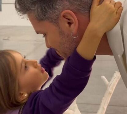 Mickael Carreira mostra-se tão, mas tão babado com a pequena Beatriz