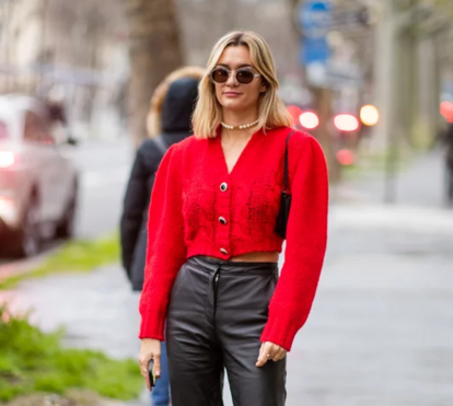 Ainda não tem uma camisola ou um cardigan vermelho? Eis a tendência a que as influencers de moda não resistem