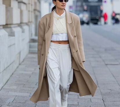 Calças brancas no Inverno? Não tenha medo de arriscar e combine-as com os seus botins favoritos