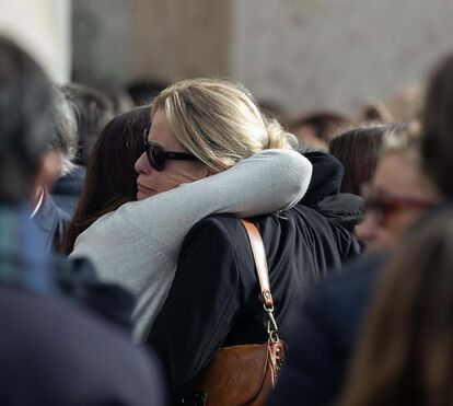 As fotos da emoção dos amigos e familiares de Nuno Graciano na despedida ao apresentador