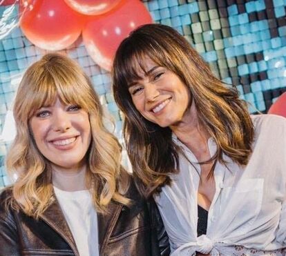 Raquel Strada e Cláudia Vieira animadas em festa de Natal