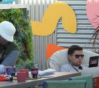 Márcia Soares e Francisco Monteiro estão a centímetros de trocarem um beijo na boca