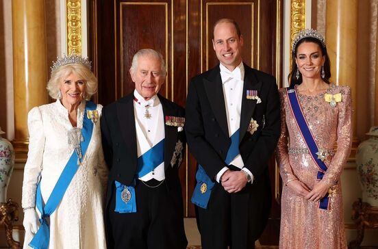 Carlos III, Camila Parker Bowles, Meghan Markle, Kate Middleto, Principe William, Principe Harry, Sara Ferguson