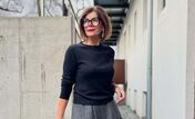 Como as mulheres com mais de 40 anos usam saias midi… sem perder elegância