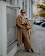 Como as mulheres com mais de 40 anos usam saias midi… sem perder elegância