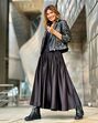 Como as mulheres com mais de 40 anos usam saias midi… sem perder elegância