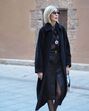Como as mulheres com mais de 40 anos usam saias midi… sem perder elegância