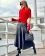 Como as mulheres com mais de 40 anos usam saias midi… sem perder elegância