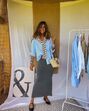 Como as mulheres com mais de 40 anos usam saias midi… sem perder elegância