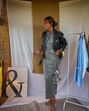 Como as mulheres com mais de 40 anos usam saias midi… sem perder elegância