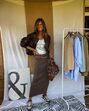 Como as mulheres com mais de 40 anos usam saias midi… sem perder elegância