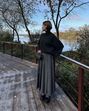 Como as mulheres com mais de 40 anos usam saias midi… sem perder elegância