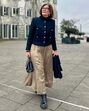 Como as mulheres com mais de 40 anos usam saias midi… sem perder elegância