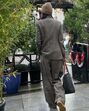 Como as mulheres com mais de 40 anos usam saias midi… sem perder elegância