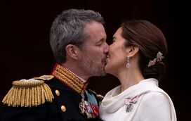 Rainha Mary vinga-se do marido e Frederico é humilhado em plena coroação