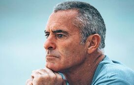 Garrett McNamara exibe a impressionante lesão que sofreu ao fazer snowboard