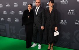 Guardiola elogia a mulher no dia em que ele ganhou o prémio de melhor treinador