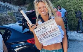 Matilde Reymão divertida em casa a dançar genérico da novela com parceiro muito especial