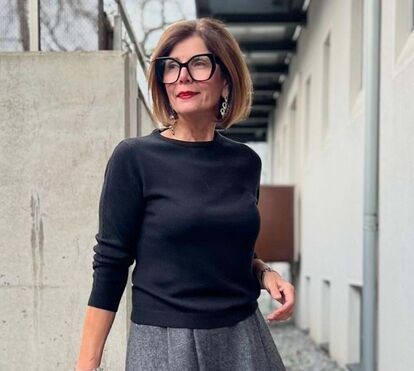 Como as mulheres com mais de 40 anos usam saias midi… sem perder elegância