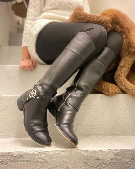 Adeus às 'biker boots' e às texanas! Saiba quais as novas botas que estão a fazer furor entre as influenciadoras da moda