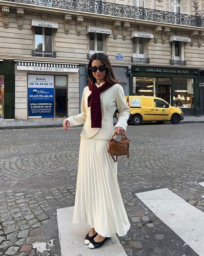 Como as mulheres com mais de 40 anos usam saias midi… sem perder elegância
