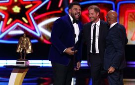 Estrela nos Estados Unidos! Príncipe Harry apresenta prémio em cerimónia da liga de futebol americano