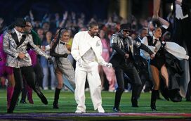 Usher brilha no mediático intervalo da Super Bowl, o evento desportivo com mais audiência nos EUA
