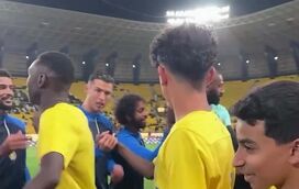"Anda cá, dá um beijinho ao teu pai, pá", Cristiano Ronaldo chama por Cristianinho... mas ele segue em frente