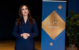 Mary da Dinamarca mostra que é rainha de estilo e como pode ousar em evento público