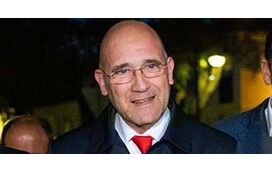 De sorriso rasgado e aliança no dedo! O regresso de Pedro Passos Coelho à cena política depois de honrar a promessa que fez à mulher