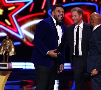 Estrela nos Estados Unidos! Príncipe Harry apresenta prémio em cerimónia da liga de futebol americano