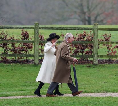 Rei Carlos agradece carinho que tem recebido após revelar doença e vai à missa em Sandringham