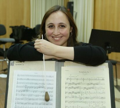 Perdeu bebés, acreditou e teve 'quatro filhos em 15 meses'. A incrível história  de Joana Carneiro, a maestrina que agora se senta com Marcelo no Conselho de Estado